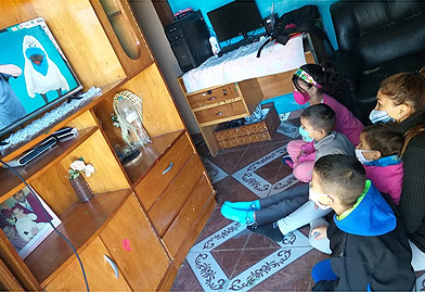 코로나 19로 학교개학이 보류되면서 굿네이버스에서 제작한 TV교육영상을 시청하고 있는 아이들의 모습