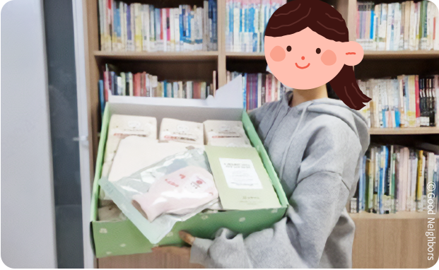 위생용품 키트를 지원받은 여아