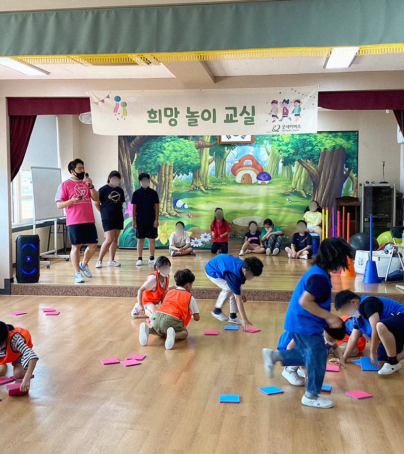 아동들이 공부를 하고 있는 이미지