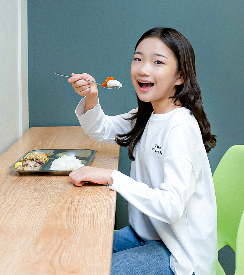 아동들이 공부를 하고 있는 이미지