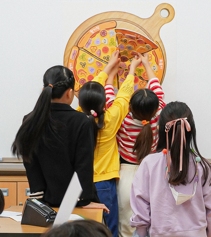 아동들이 공부를 하고 있는 이미지