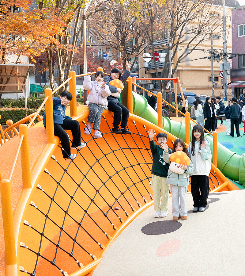 아동들이 공부를 하고 있는 이미지