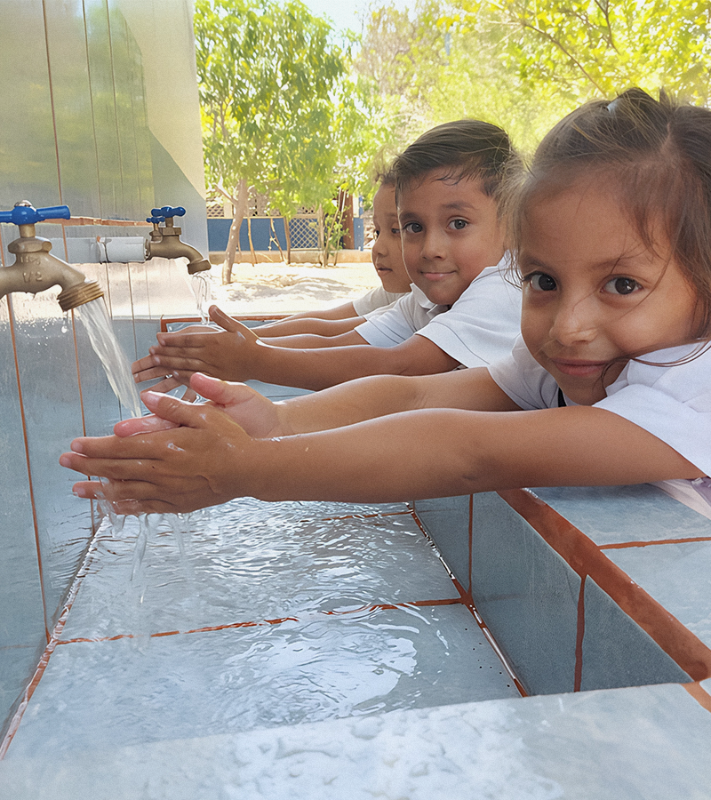 아동들이 공부를 하고 있는 이미지