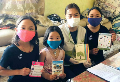 마스크를 착용한 굿네이버스 직원과 몽골의 아이들의 모습